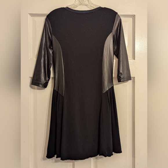 Akela Key Charcoal Subtle Colorblock Tunic - Picture 2 of 7
